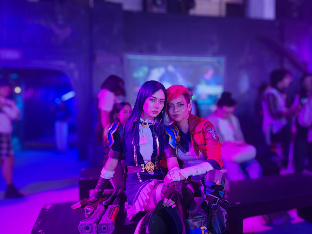 Cosplayers Mira Rae (L) as Caitlyn and Dinny Grayson as Vi